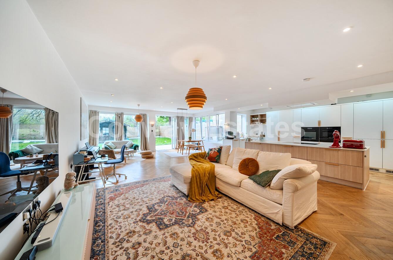 4 bed property in Featherstone Road, Mill Hill, NW7, London